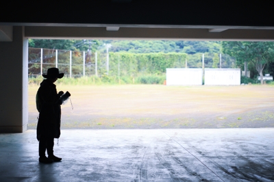 廃校で雨宿りをしながら