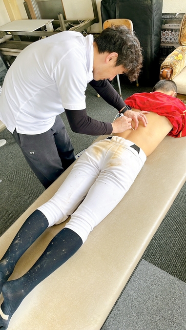 怪我から復帰を狙う高校球児のケア