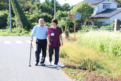 訪問先の患者さんと散歩をしている様子