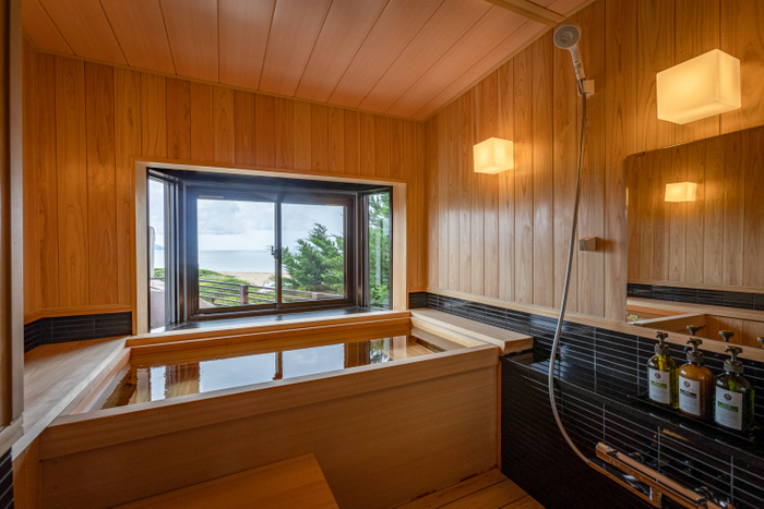 より広角で日本海を臨む3階・船首客室の温泉展望風呂