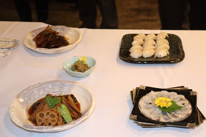 ズラリと並んだタマカイ料理