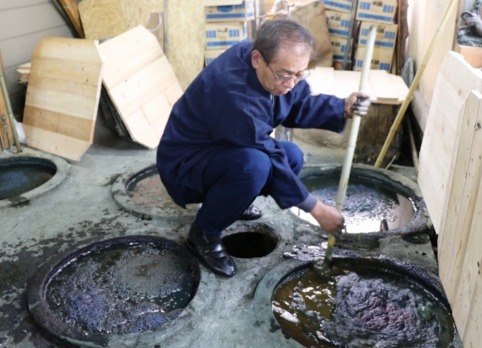 浜染工房:本藍壺染の作業場