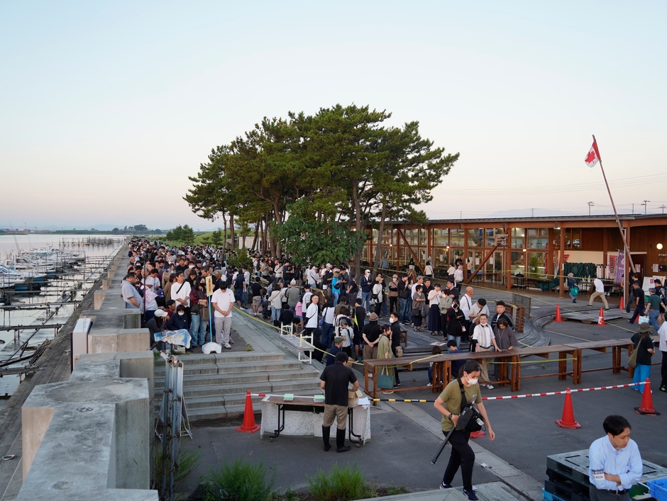 整理券配布は6時から　番号がアナウンスされるまでは場内をお楽しみください　
