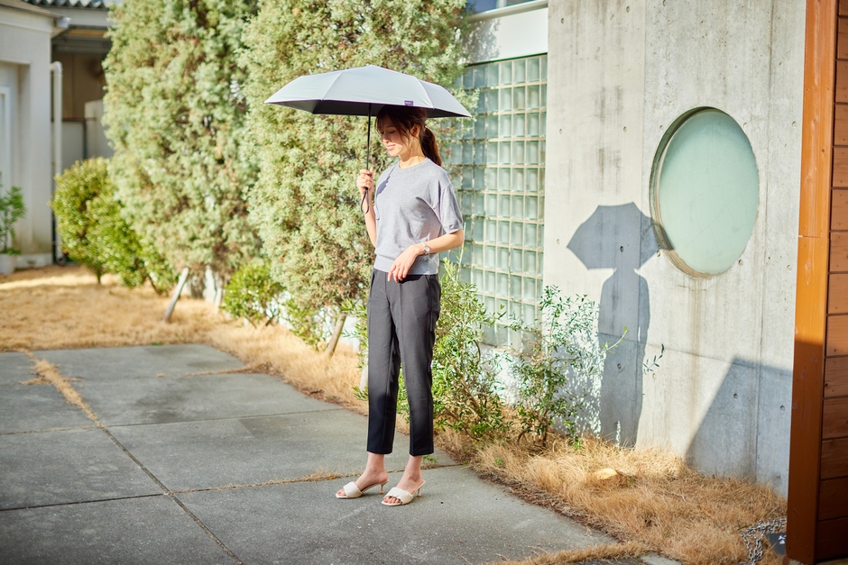 weer Lite 自動開閉日傘 使用イメージ(女性・全身)