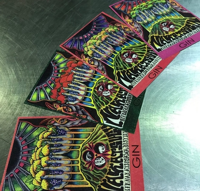 地元デザイナーによるオリジナルラベル。