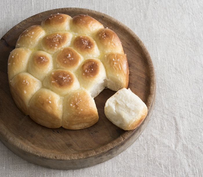 みんなでちぎって楽しめるユニークな「ちぎりパン」(写真は塩バター)