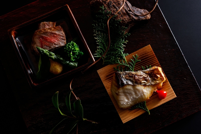 【春の献立一例】春の息吹を味わう一皿。旨味あふれる黒毛和牛と、ふっくらと火を入れた地魚の焼き物。