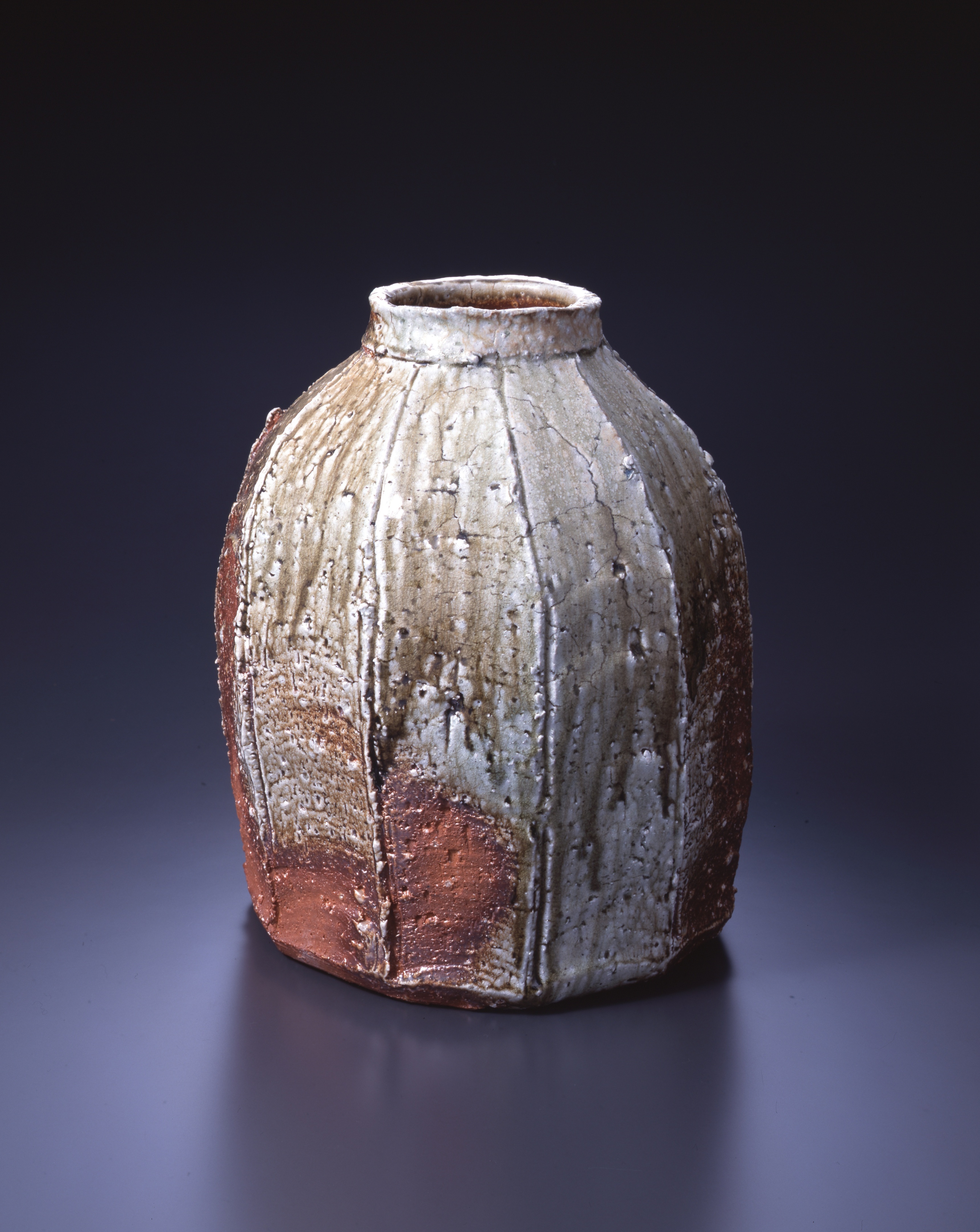 神山 清子「信楽鎬壺」 昭和60/1985 滋賀県立陶芸の森陶芸館(撮影:杉本 賢正)