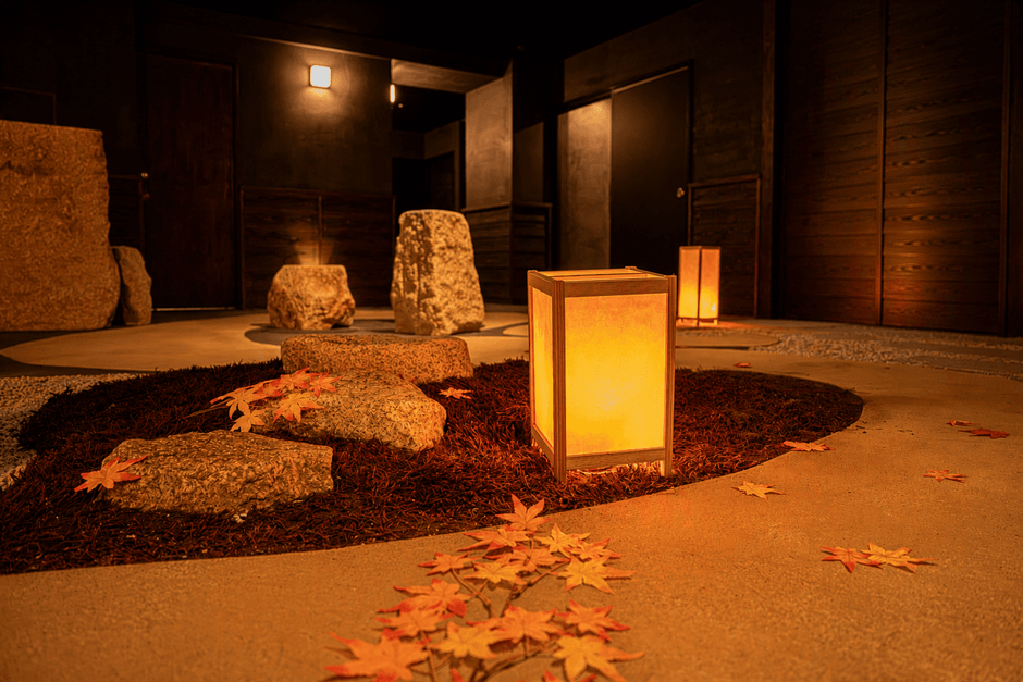 館内で楽しむ、夜の紅葉狩り