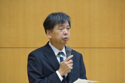 あいさつする児玉学部長