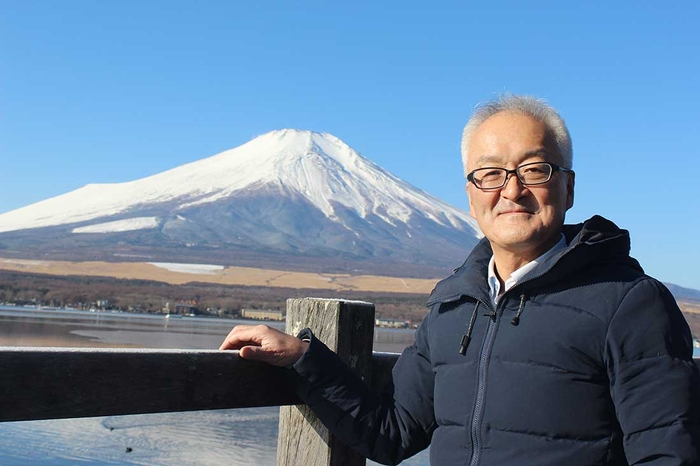 富士山の魅力を熱く語る宮下さん＝山中湖畔で