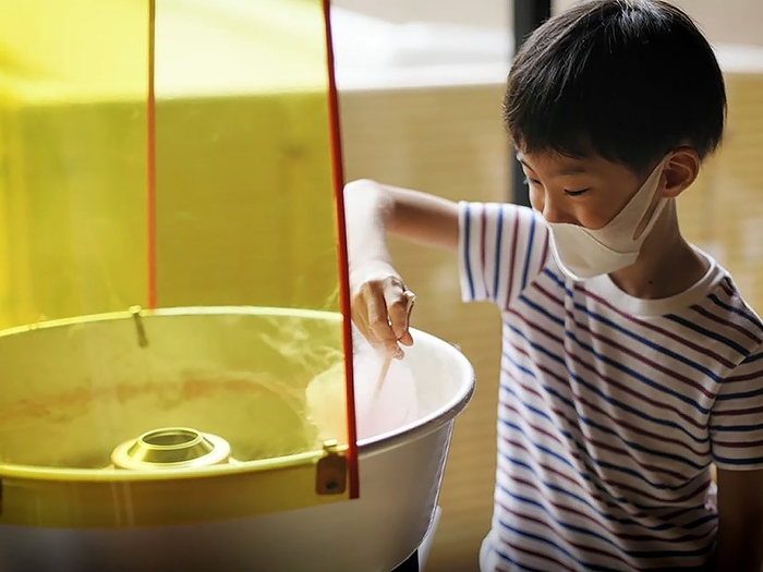 自分で作って食べて、おいし～い！大人気の「綿菓子コーナー」