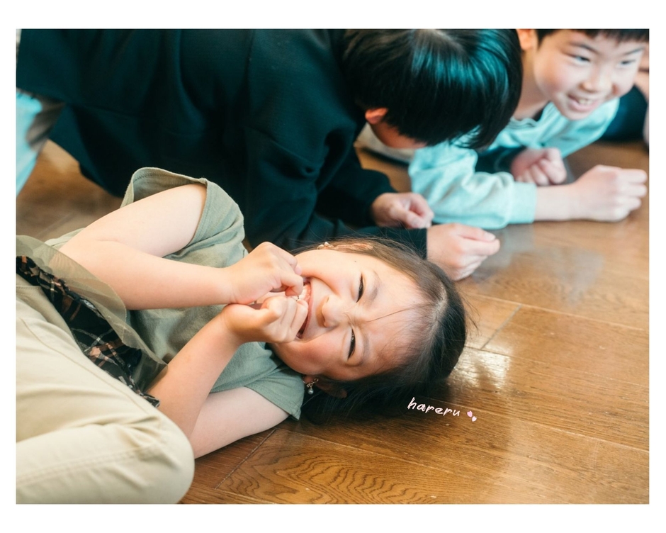 笑い転げるこどもたち