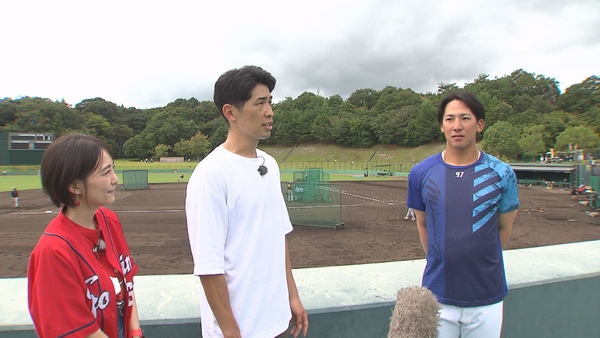 左からうえむらちか、安部友裕、中村貴浩選手（広島東洋カープ）