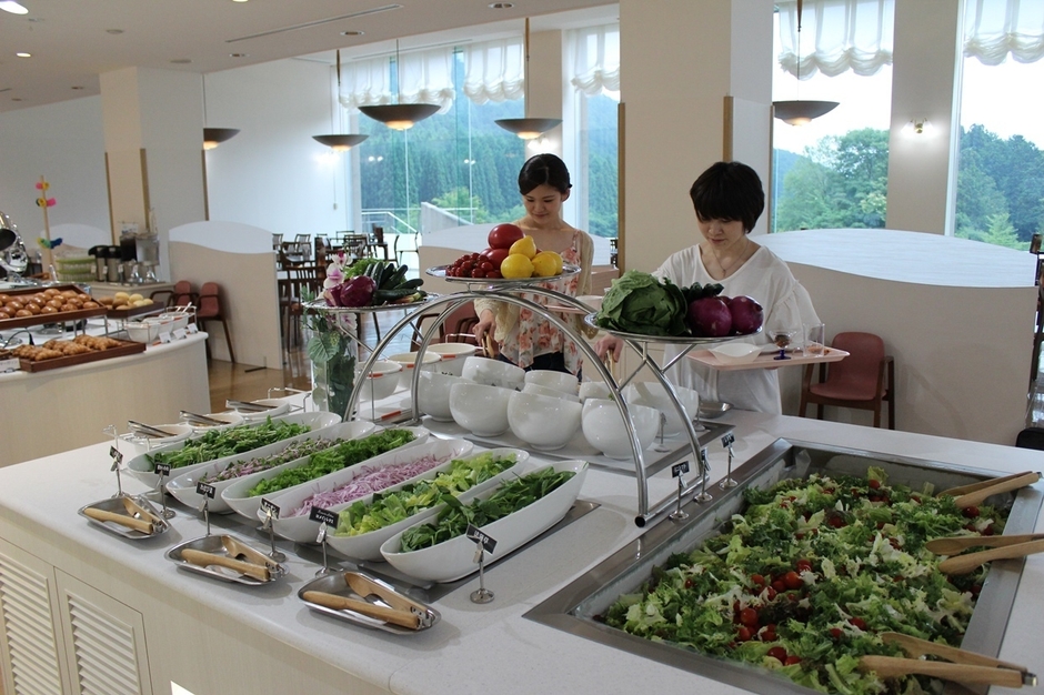 旬のめずらしい野菜を、サラダや調理長こだわりスムージーでご用意しています。