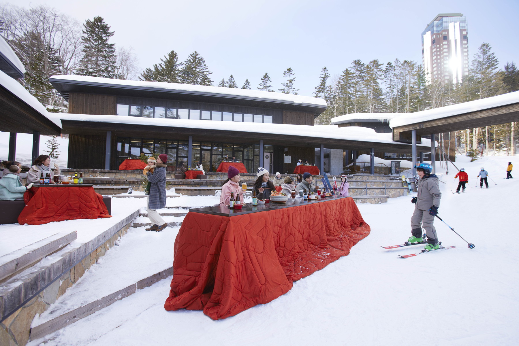 【トマム】ゲレンデに設置されたこたつで北海道ならではの食材を使用したおでんを楽しむ「スキーインスキーアウトこたつラウンジ」登場 ～ホットドリンクやクラフトビール10種もご用意～｜期日：2022年12月1日