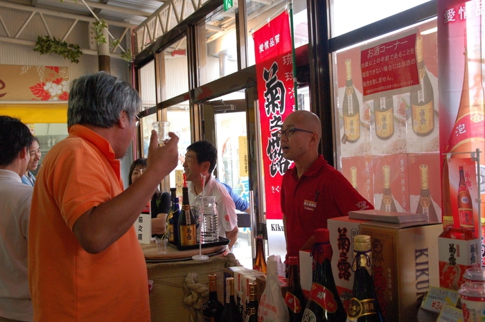 各コーナーを巡って6酒造所のお酒を飲み比べ!