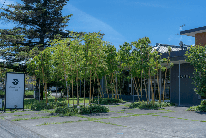 緑と調和する直営店の外観