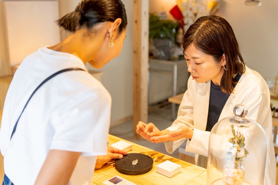 お守り香水作り体験の様子3