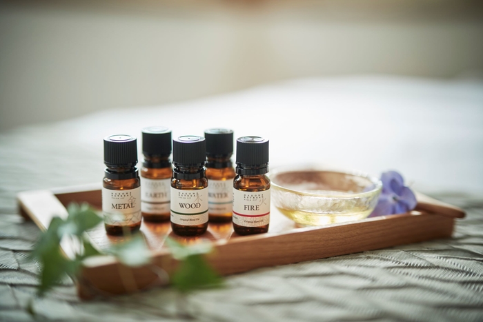 五行説(木・火・土・金・水)をとりいれた香りの深いオーガニック認証の精油はオリジナルブレンド