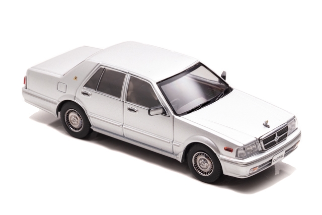 1/43 日産 グロリア Brougham VIP (PAY31) 1998 Platinum Silver Metallic：右前