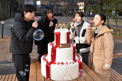 開学100周年をアニバーサリーケーキとシャボン玉でお祝い
