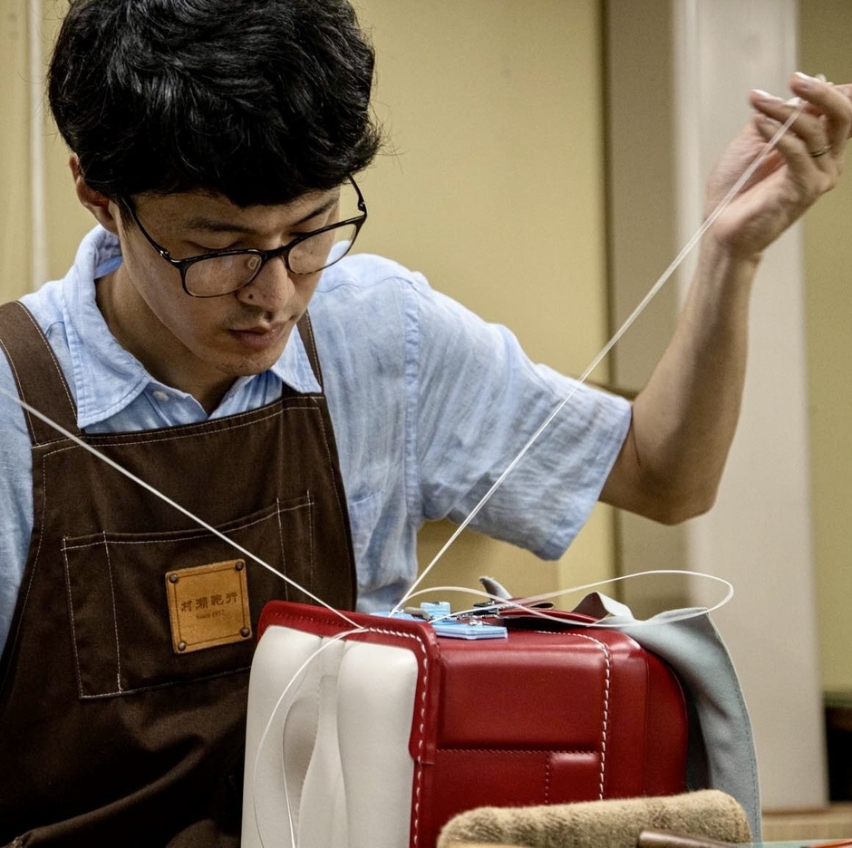 職人パパによる手縫いの様子