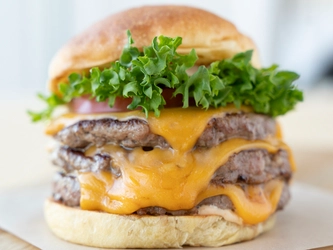 　オープン3ヵ月で来店3万人以上！ 吉祥寺の新たなグルメスポットに。 ハンバーガーショップ「BEX BURGER」 ハンバーガーの累計販売個数5万個突破！