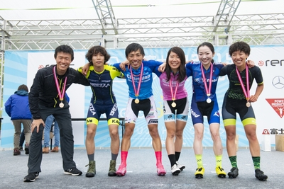 左から3人目 男子1位 佐々木 遼選手/右から3人目 女子1位 榎本 美帆選手