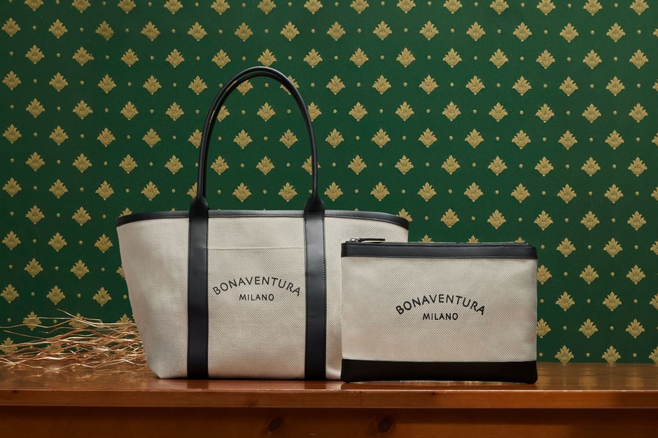 軽やかなレザーとキャンバスのコンビネーションのトートバッグとポーチ