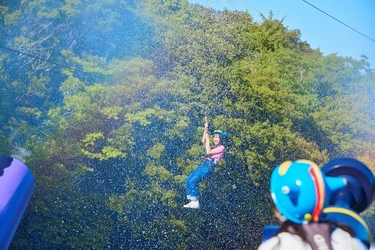 夏の暑さを吹き飛ばせ！全長225mの湖上ジップラインで絶叫びしょ濡れ！ ニジゲンノモリ「クレヨンしんちゃんアドベンチャーパーク」 『ブラックメケメケ団の本気⁉しん次元スプラッシュ！～ジップライン～』7月1日開始