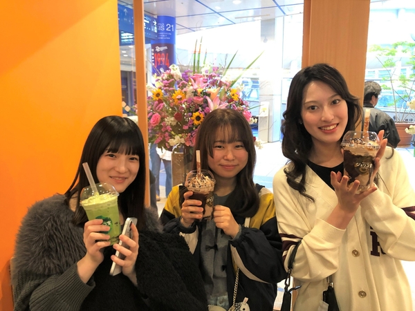 カスタマイズしたドリンクを楽しむ学生たち