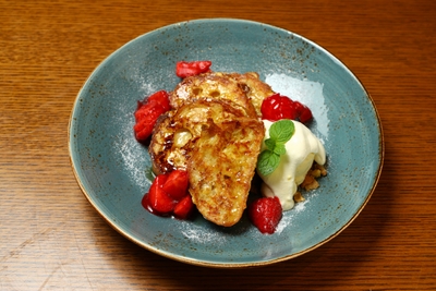 【YURT「苺のバゲットフレンチトースト『窯焼きパスコ 国産小麦のバゲット』を使って(アフターヌーン・ディナー限定)」】