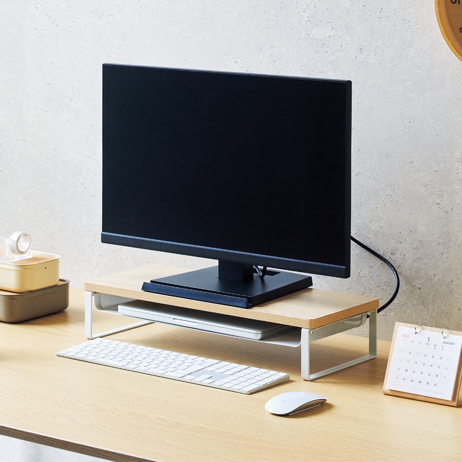 机上台にモニター、棚にモニター接続したノートPCを置いて使用可能。