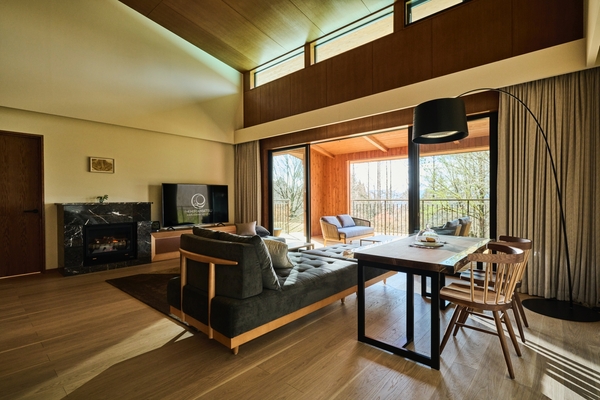 南向きの窓からそそぐ陽光が気持ちよい、リビングルーム