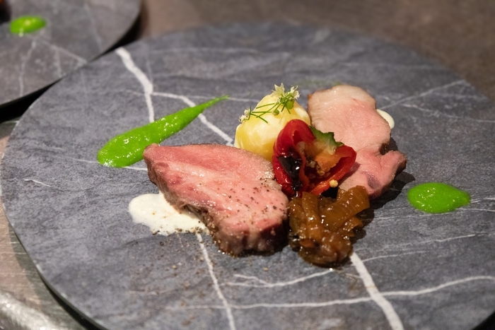 同じローストポークでも、品種や部位によって香りや余韻が大きく変わる。その差を体感できるよう、食べ比べスタイルの一皿を用意しています。