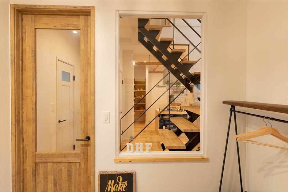 ホールには大きな室内窓を