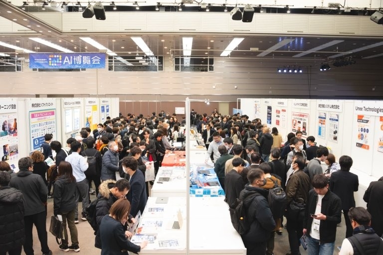 多くの来場者で賑わう前回の展示ブースエリア（AI博覧会 Osaka 2025）