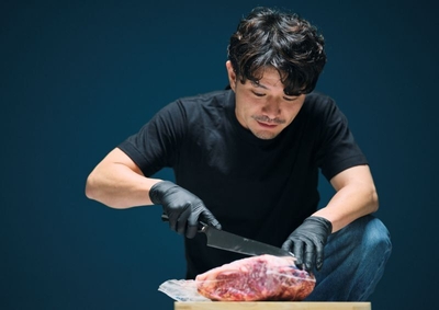 代表が仕入れた塊肉を社員に振る舞う