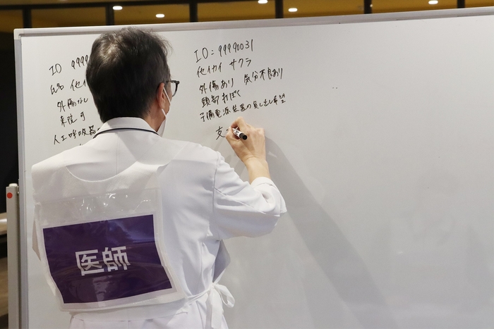 ホワイトボードに記載する大薗医師
