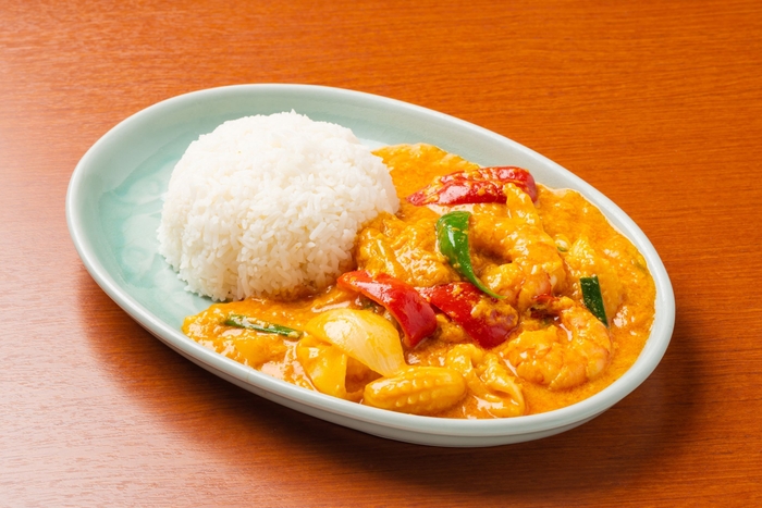 「タレー・パット・ポンカリー／具沢山海鮮のふわふわ卵とじカレー」1,400円(税込)