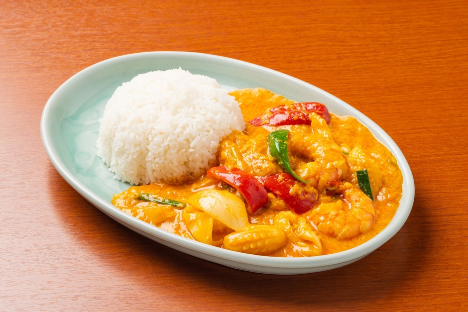 「タレー・パット・ポンカリー／具沢山海鮮のふわふわ卵とじカレー」1,400円(税込)