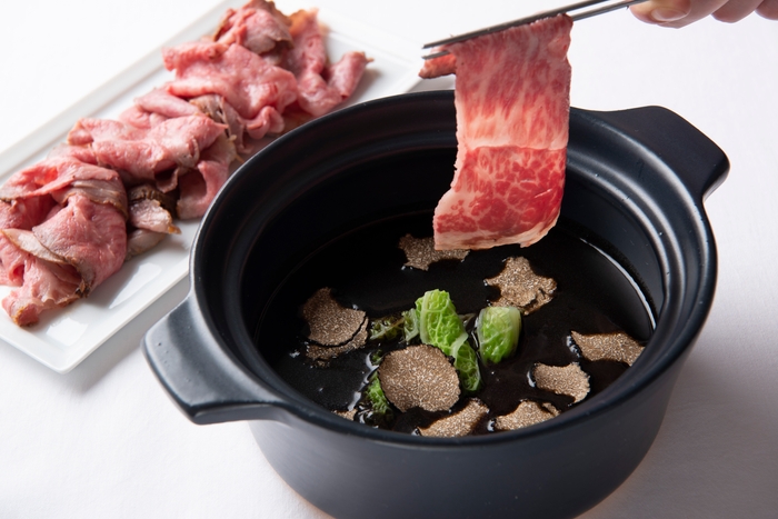 山形牛のローストビーフを黒トリュフと黒ニンニクの香り高い漆黒色のブイヨンに浸して