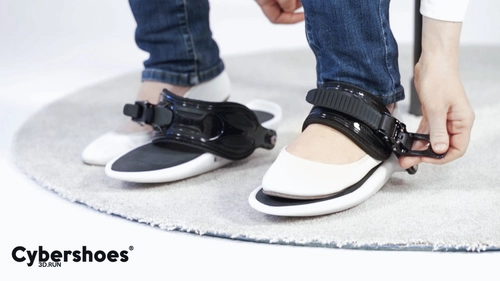 VRの世界へと足を踏み入れよう　 「Cybershoes」が東京ゲームショウ2018に出展決定 (9月20日～9月23日)　 実際に足を動かすことでVRゲームを操作する、 Cybershoes GmbH開発のサンダル型VRアクセサリー