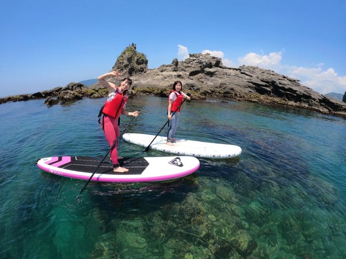 「ミサゴ島」バックに楽しそうです。