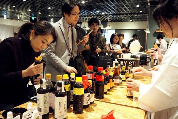 日本たまごかけごはん研究所公式醤油もかけ放題!