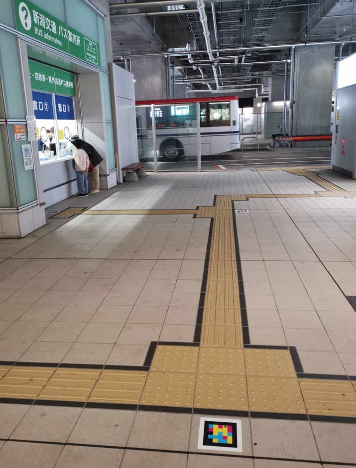 バス乗り場やバス案内窓口へ通じる点字ブロック沿いにナビレンスタグを貼り誘導します