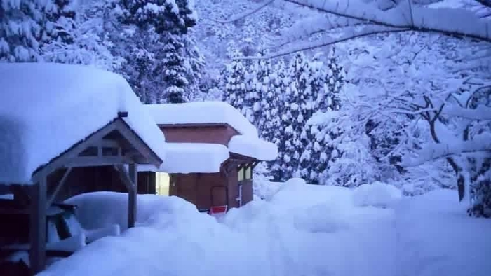 雪の大山山麓の豆腐小屋