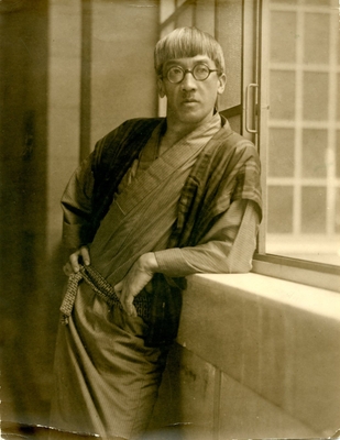 撮影者不明《窓にもたれる藤田》1930-39年頃 東京藝術大学所蔵