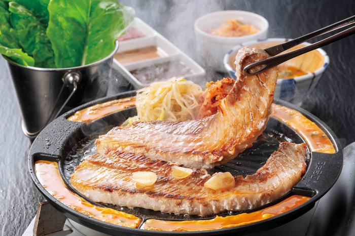 名物!「赤からサムギョプサル」(1人前 1,639円、1人前より注文可能)